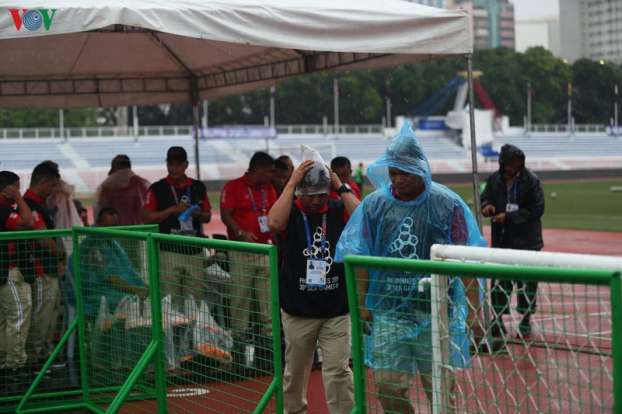 BTC SEA Games huy động nhân viên cào nước mặt sân, không hoãn trận Việt Nam - Singapore 6