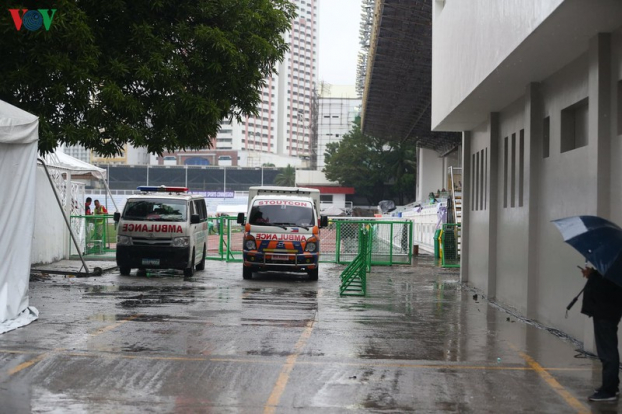 BTC SEA Games huy động nhân viên cào nước mặt sân, không hoãn trận Việt Nam - Singapore 7