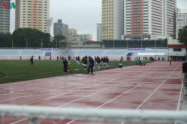BTC SEA Games huy động nhân viên cào nước mặt sân, không hoãn trận Việt Nam - Singapore 9