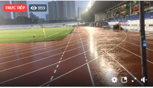   Hình ảnh cơn mưa lớn trên sân Rizal Memorial trong livestream của kênh On Sport (Ảnh CMH)  