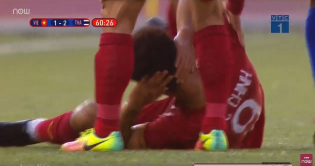   Phút 60, Hà Đức Chinh lại bị đau. Thẻ vàng dành cho cầu thủ Thái Lan  
