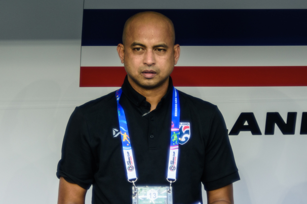   hiện là huấn luyện viên trưởng của đội U-23 Thái Lan  