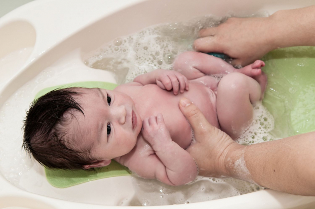   Trong mùa đông cha mẹ vẫn nên tắm rửa sạch sẽ cho trẻ hàng ngày bằng nước ấm, trong phòng kín  