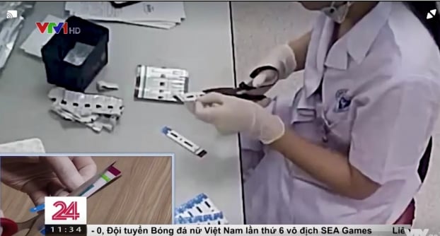   Nhân viên y tế BV Xanh Pôn đang cắt que xét nghiệm.  