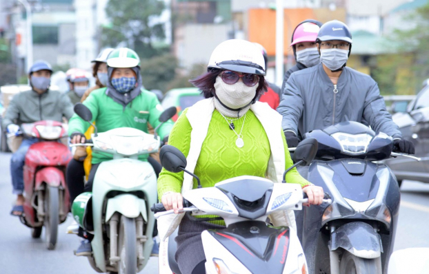   Giữ ấm cơ thể, đeo khẩu trang giữ ấm vùng mũi, quàng khăn giữ ấm cổ trong những ngày đông lạnh là cách phòng ngừa viêm mũi xoang hiệu quả  