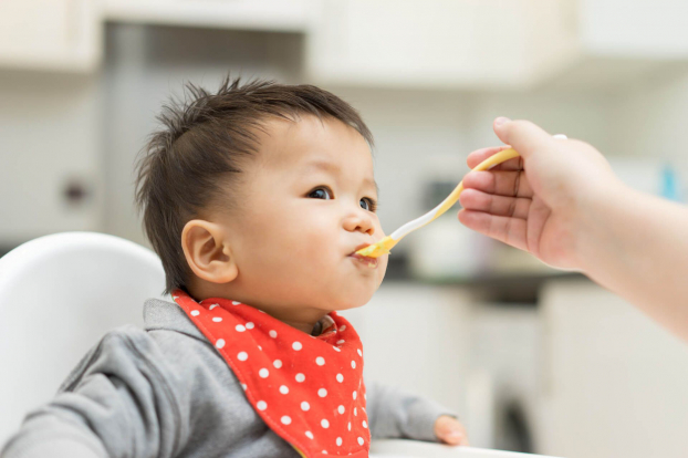   Ép trẻ ăn, cho trẻ ăn vặt giữa các bữa ăn là những sai lầm mẹ thường mắc khi cho con ăn dặm dẫn đến trẻ lười ăn, suy dinh dưỡng. Ảnh minh họa  