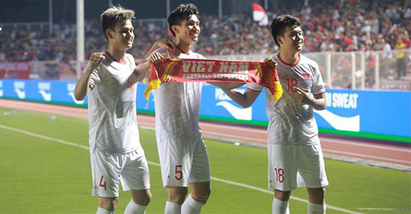 Xem lại tình huống Văn Hậu lập cú đúp đẳng cấp nâng tỉ số 3-0 cho U22 Việt Nam 1