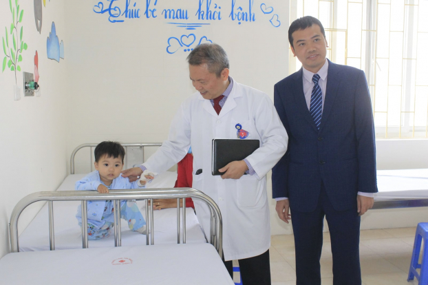   Giám đốc Bệnh viện E Lê Ngọc Thành thăm trẻ đang điều trị bệnh lý tim bẩm sinh tại Bệnh viện E.  