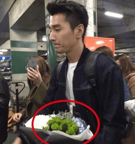   Triệu Hựu Đình được tặng bó rau rất 'healthy'  