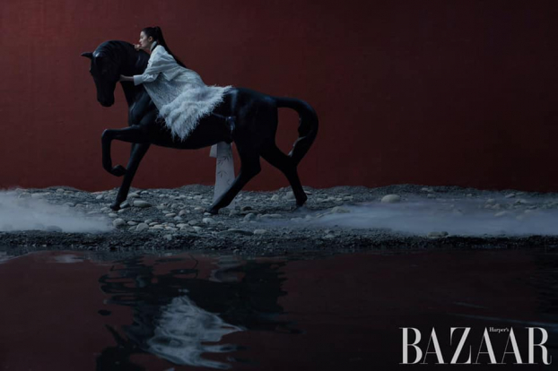 'Mộc Lan' Lưu Diệc Phi đẹp 'siêu thực' trong bộ ảnh mới trên tạp chí Bazaar 12