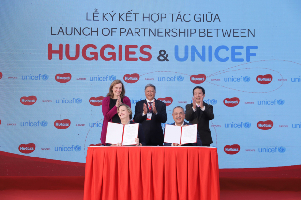   Đại diện UNICEF và nhãn hàng Huggies ký kết hợp tác tài trợ dưới sự chứng kiến của đại diện Bộ Y tế  