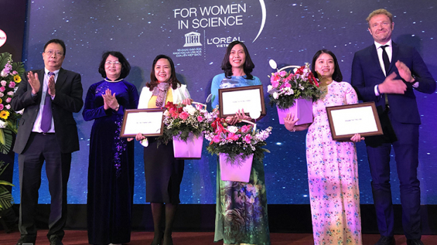   Phó Chủ tịch nước Đặng Thị Ngọc Thịnh trao học bổng cho 3 nhà khoa học nữ xuất sắc năm 2019.  