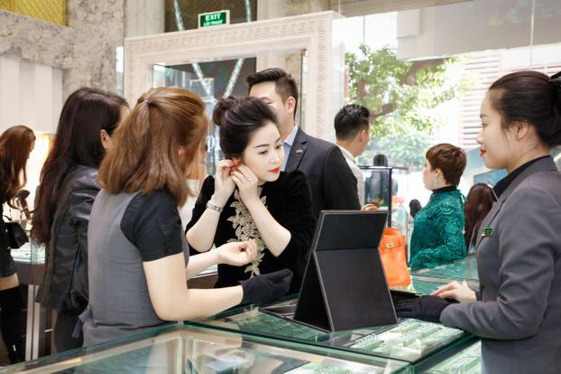   Đội ngũ tư vấn viên chuyên nghiệp của Trung tâm Kim hoàn Lộc Phúc Fine Jewelry tại 114 Phố Huế, phường Ngô Thì Nhậm, Hai Bà Trưng, Hà Nội cũng được đào tạo để đạt tiêu chuẩn dịch vụ bán hàng 5 sao  