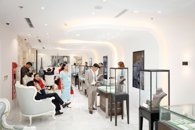   Đông đảo khách hàng đến tham quan trong ngày đầu khai trương tòa nhà Trung tâm Kim hoàn Lộc Phúc Fine Jewelry  