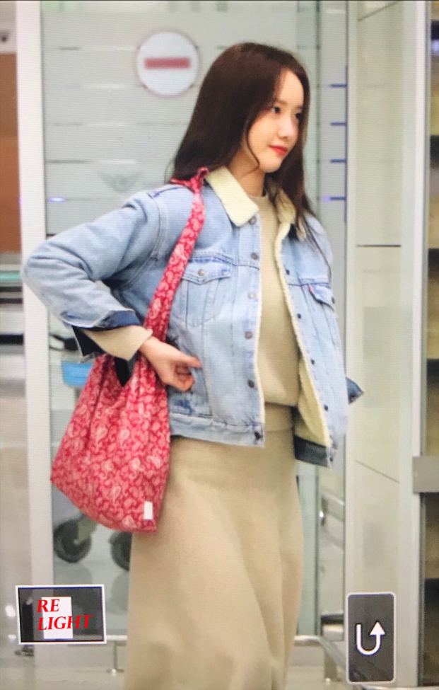 Yoona (SNSD) đẹp như nữ thần tại sân bay, lập tức lọt top tìm kiếm chỉ vì 1 khoảnh khắc 5