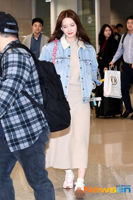 Yoona (SNSD) đẹp như nữ thần tại sân bay, lập tức lọt top tìm kiếm chỉ vì 1 khoảnh khắc 4