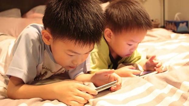   Trẻ chơi điện thoại di động làm đẩy nhanh quá trình thoái hóa khớp tay  