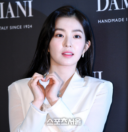   Irene tạo dáng với trái tim cực kỳ xinh đẹp  