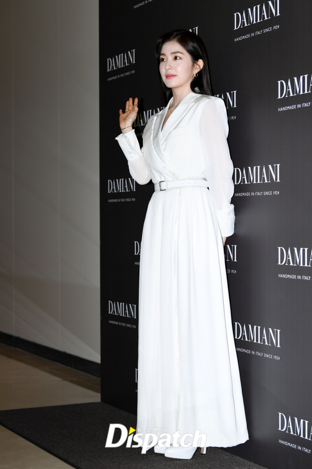   Thủ lĩnh Red Velvet lựa chọn bộ đồ màu trắng kết hợp giày cùng màu khiến truyền thông không hết lời ngợi khen và cho rằng cô trông đẹp như thiên nga.  