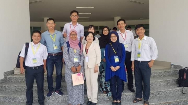   NCS Lê Văn Phong (thứ 3 từ trái sang, hàng sau) cùng các nhà khoc học và sinh viên tham gia Hội nghị quốc tế Dê sữa Á - Úc lần thứ 4 tại Đại học Trà Vinh (10/2018)  