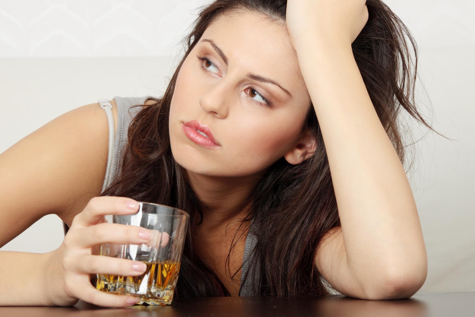   phụ nữ dễ bị viêm gan, bệnh tim và tổn thương não nhiều hơn khi uống rượu (Ảnh minh họa)  