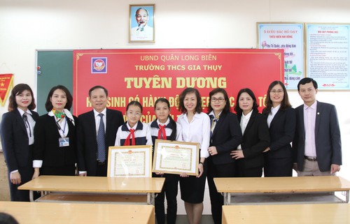   Tin tức giáo dục 25/12: Hai nữ sinh Hà Nội được nhận danh hiệu Người tốt việc tốt 2019  