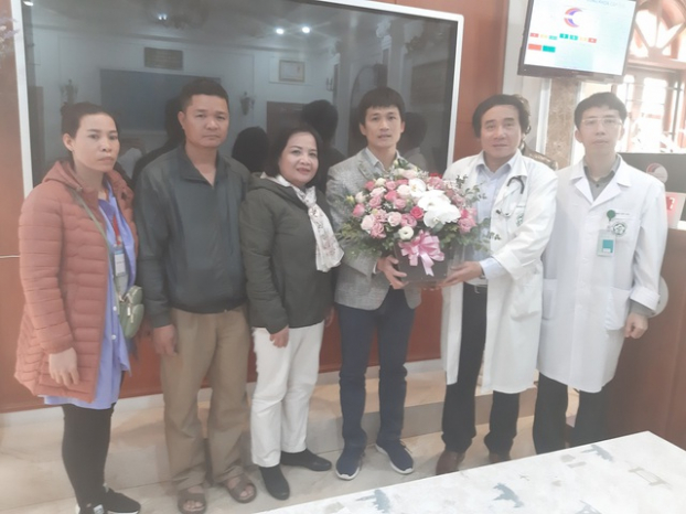   Gia đình, nhà trường cảm ơn bác sĩ bệnh viện Bạch Mai.  