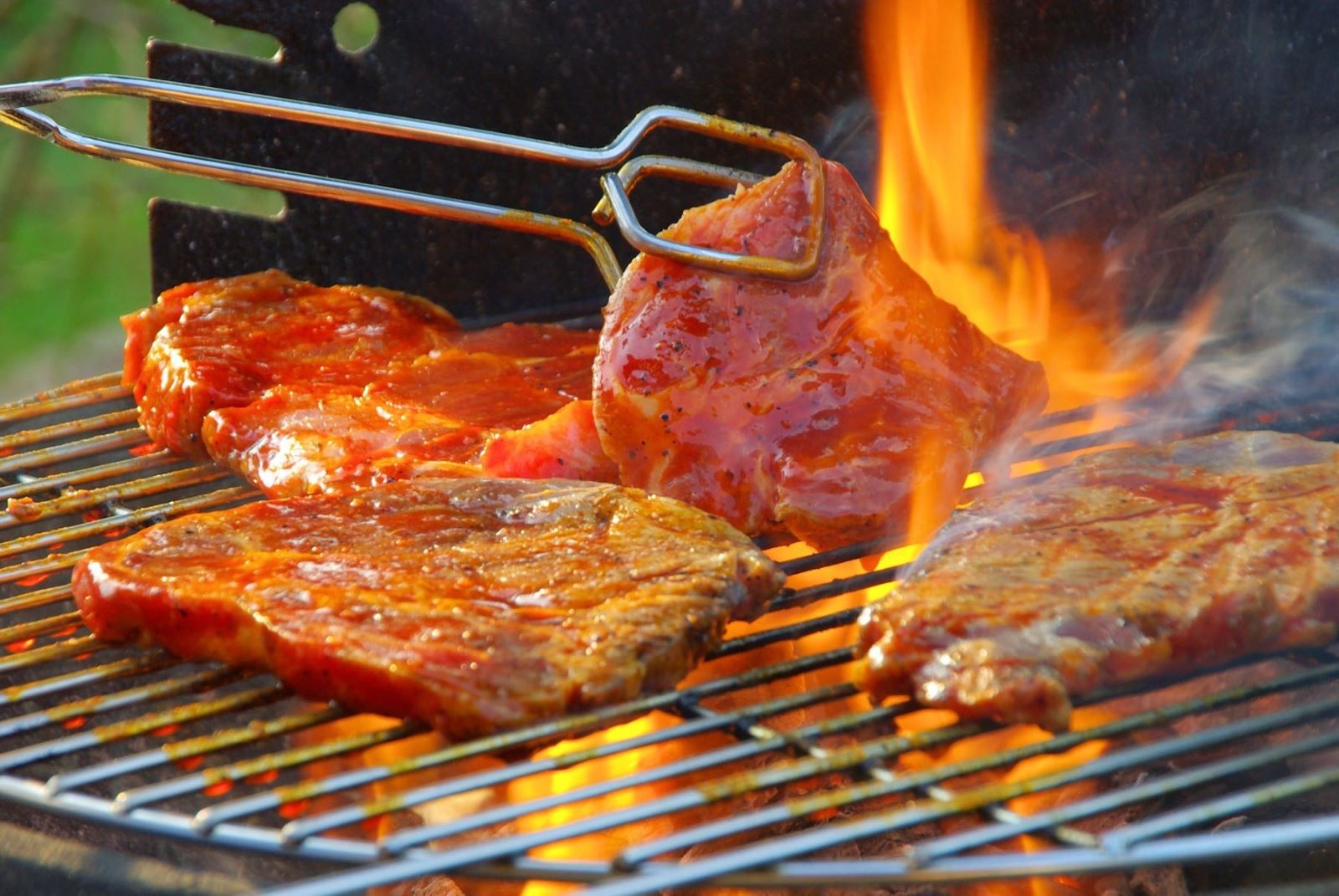   Ăn thịt đỏ chế biến ở nhiệt độ cao có thể làm tăng nguy cơ ung thư (Ảnh minh họa)  