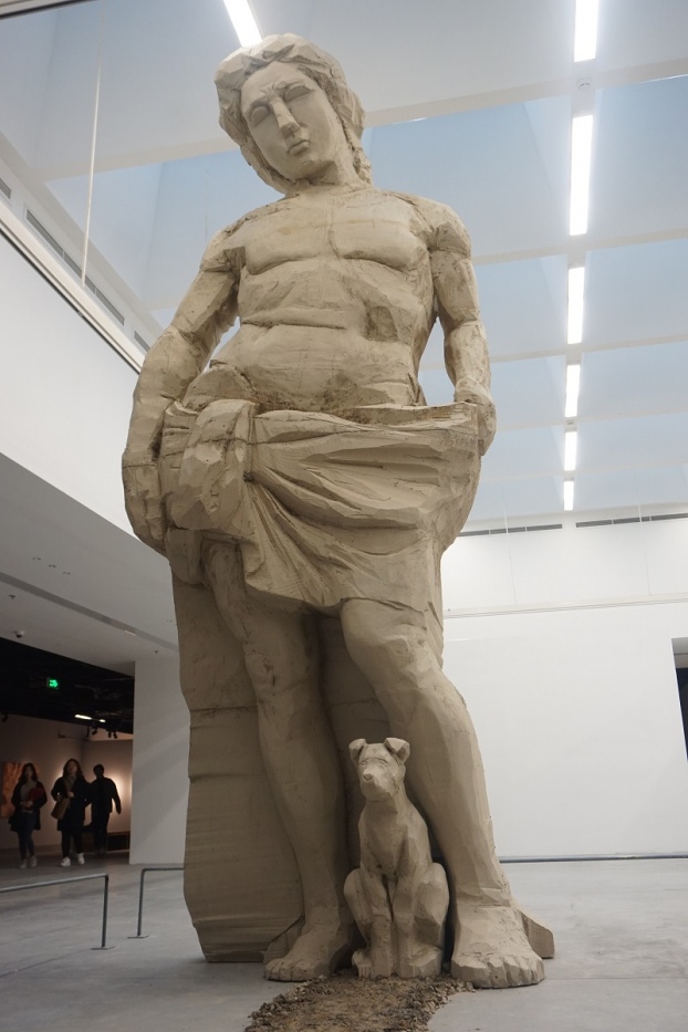   Bức tượng làm bằng xốp và đất sét “Apollo và Tô” cao 5m của nghệ sĩ Nguyễn Đình Phương  