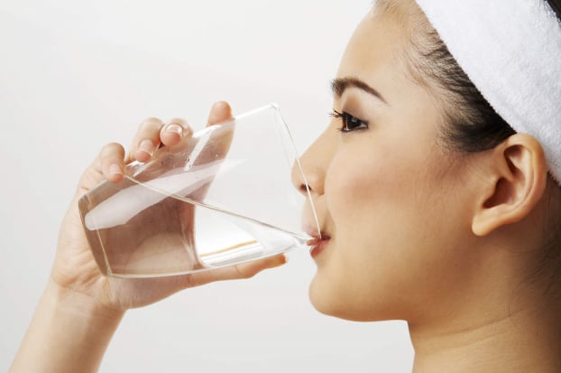  Thường xuyên uống nước và uống đủ lượng nước mỗi ngày sẽ giúp dưỡng ẩm cho da, thải độc cho da, giúp da sáng đẹp, hồng hào  