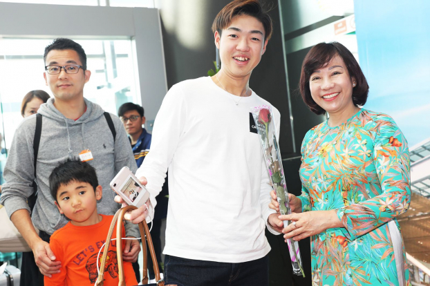   Bà Vũ Thị Thu Thuỷ, Phó Chủ tịch UBND tỉnh Quảng Ninh, tặng hoa những hành khách đầu tiên trên chuyến bay Nhật Bản - Vân Đồn.  