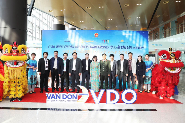   Lãnh đạo tỉnh Quảng Ninh và sân bay Vân Đồn chụp ảnh kỉ niệm tại lễ đón.  