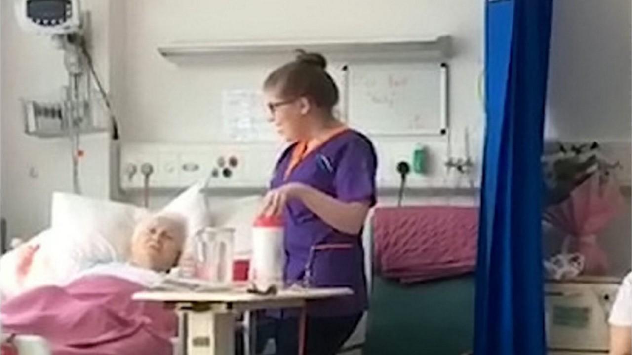   Nữ y tá đang hát cho bệnh nhân nghe (Ảnh Internet)  