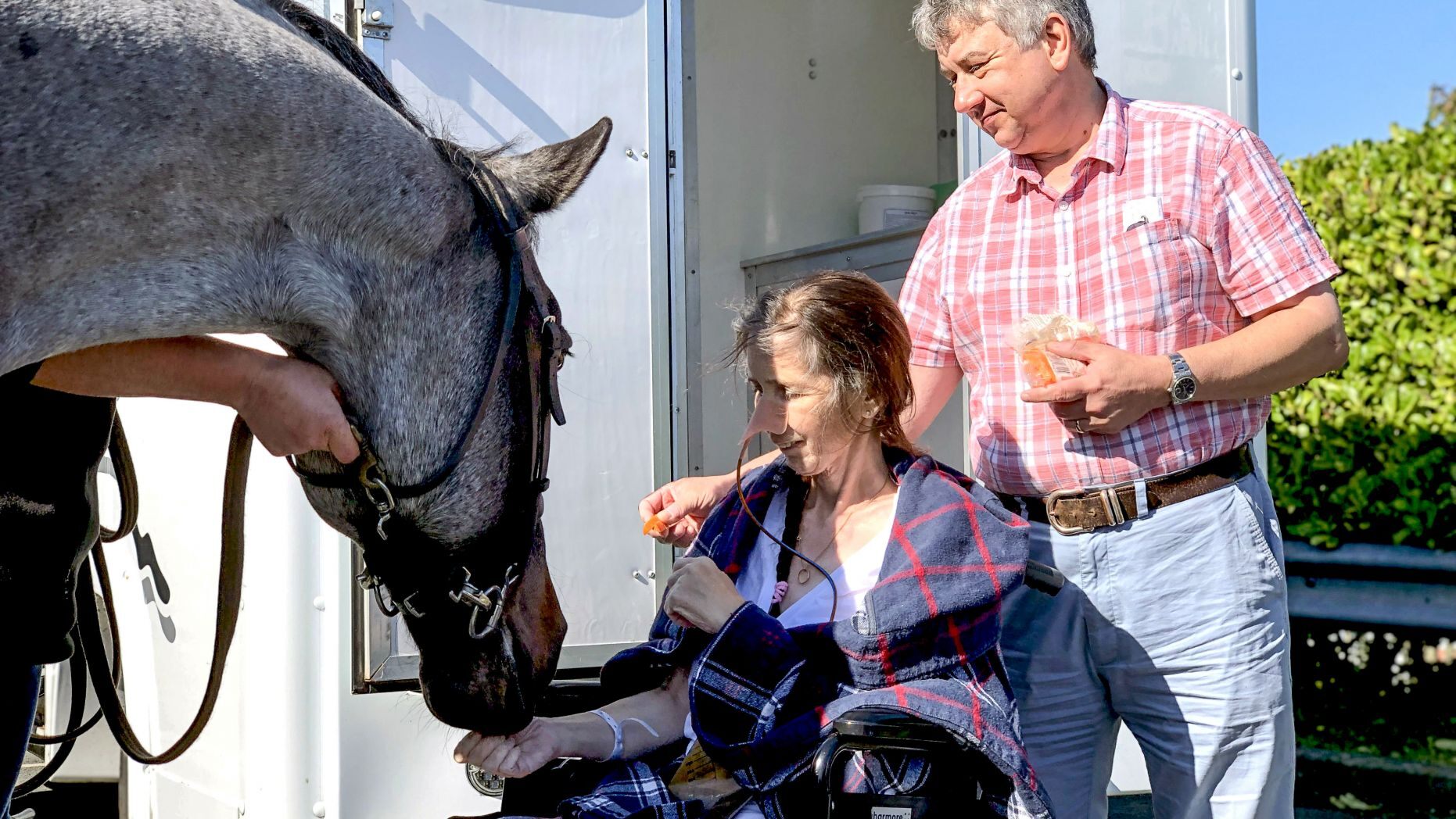   Tracey dù đang điều trị ung thư hiếm gặp nhưng vẫn được gặp con ngựa yêu quý đã gắn bó 17 năm qua (Ảnh Internet)  