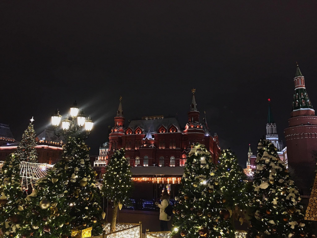   Nhiều cây thông được trang trí bằng đèn nháy trước Điện Kremlin. Ảnh: Khánh Vũ.  