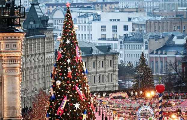   Những cây thông khổng lồ được trang trí nhiều màu sắc bắt mắt, các quảng trường, con phố được thắp đèn lung linh, những cây cầu bắc qua sông sáng rực sắc màu huyền ảo trong những ngày cuối năm. Ảnh: RIA Novosti.  
