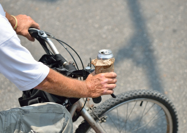   Từ 1/1//2020, đi xe đạp uống rượu bia cũng bị phạt tiền từ 80.000 - 600.000 đồng.  