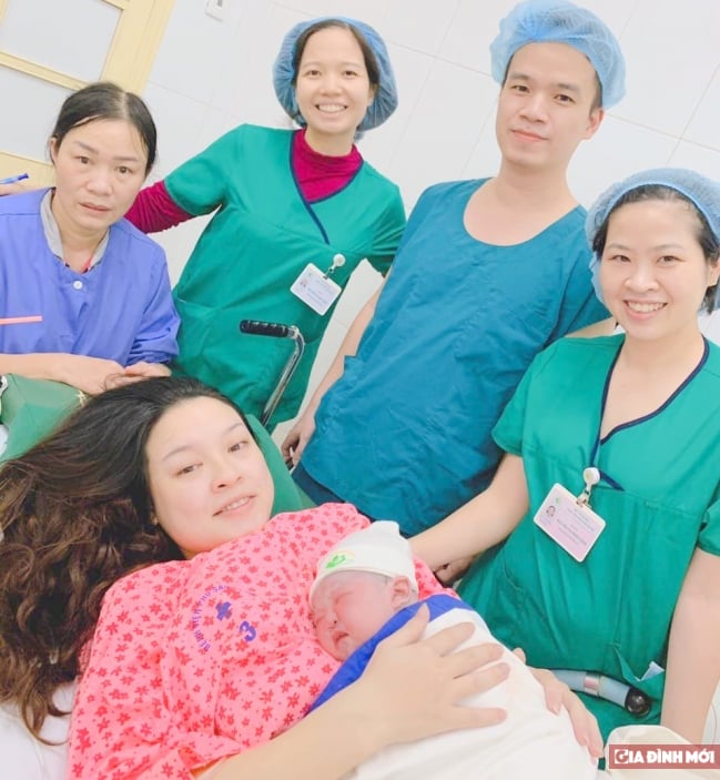   Bác sĩ Nguyễn Trung Đạo và ê kíp khoa D3 đã đỡ đẻ thành công, chào đón bé Vũ Phan Diệu Vy trong đêm giao thừa năm 2020.  