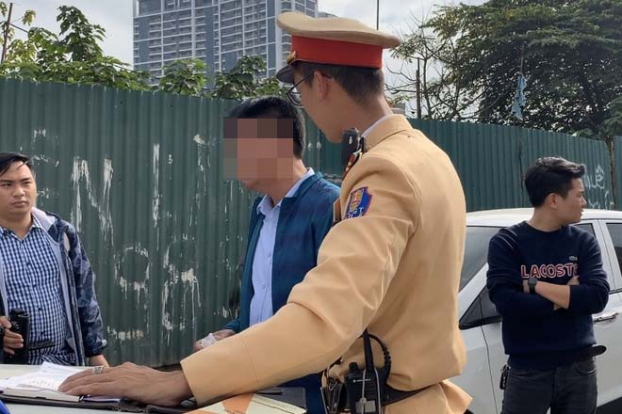   CSGT số 7 lập biên bản phạt tài xế ô tô say rượu ở quận Hà Đông, Hà Nội.  