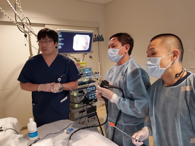   Mỗi năm, Bệnh viện Vinmec cử hàng chục lượt bác sĩ đi đào tạo, nâng cao tay nghề tại Mỹ, Anh, Pháp, Nhật, Hàn Quốc…  