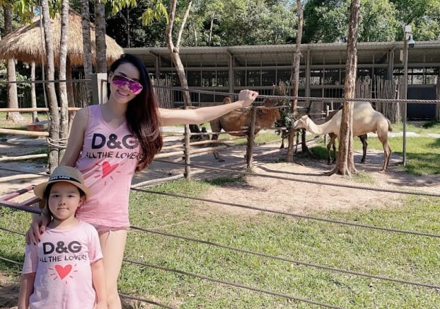   Trang Nhung và con gái hào hứng khám phá thế giới động vật  