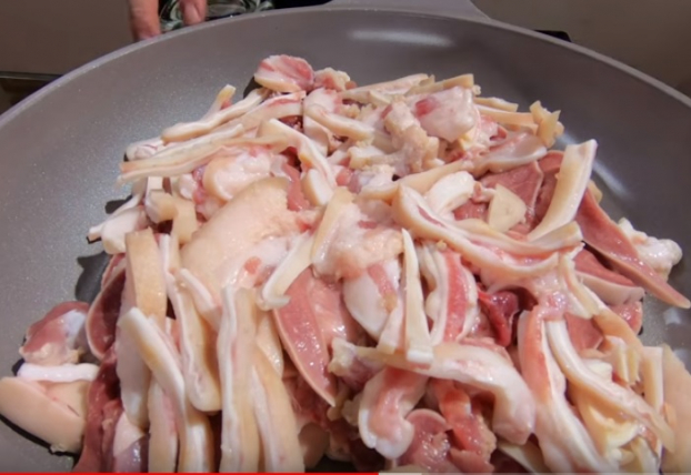   Món giò xào sẽ giòn và ngon hơn khi được làm từ tai lợn, lưỡi lợn và thịt chân giò  