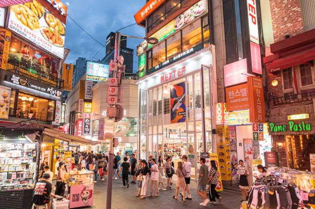   Phố Myeongdong tại Seoul (Hàn Quốc)  