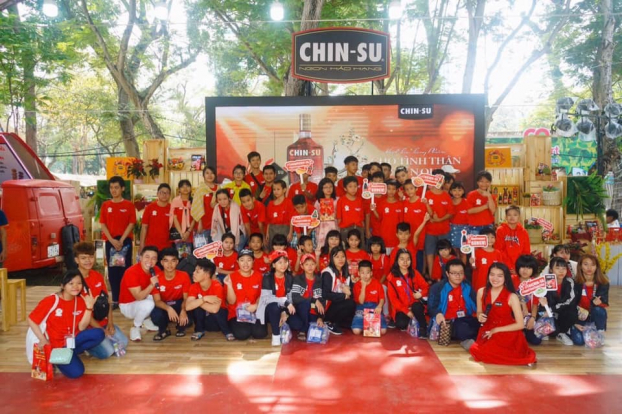   Công ty Masan Consumer kết hợp với Hiệp hội Văn hoá Ẩm thực Việt Nam cùng tổ chức cho các trẻ có hoàn cảnh đặc biệt một chuyến vui chơi, trải nghiệm tại lễ hội Tết Việt  