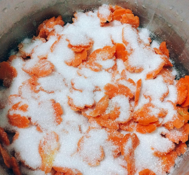   Cà rốt phải được ướp đủ được để khi đem sao đường có thể kết tinh bám bên ngoài miếng cà rốt  