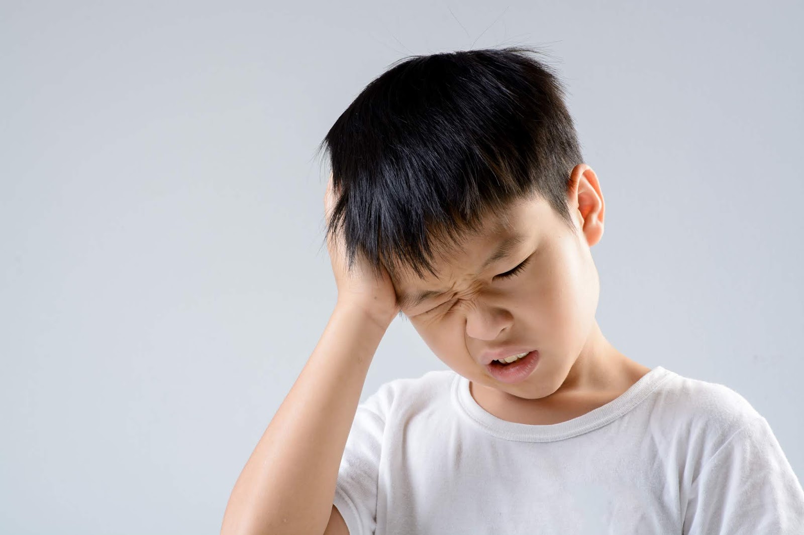   Trẻ bị đau đầu có thể là dấu hiệu căng thẳng  