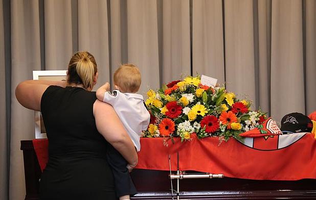   Cậu bé Harvey Keaton trong lễ tang cha  