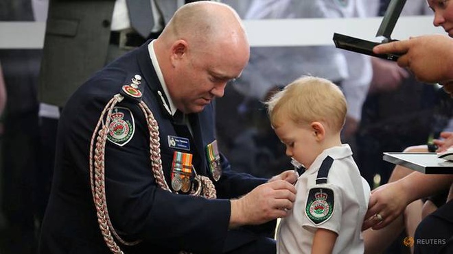   Xúc động cậu bé nhận huy chương thay cha là lính cứu hỏa trong vụ cháy rừng ở Australia  