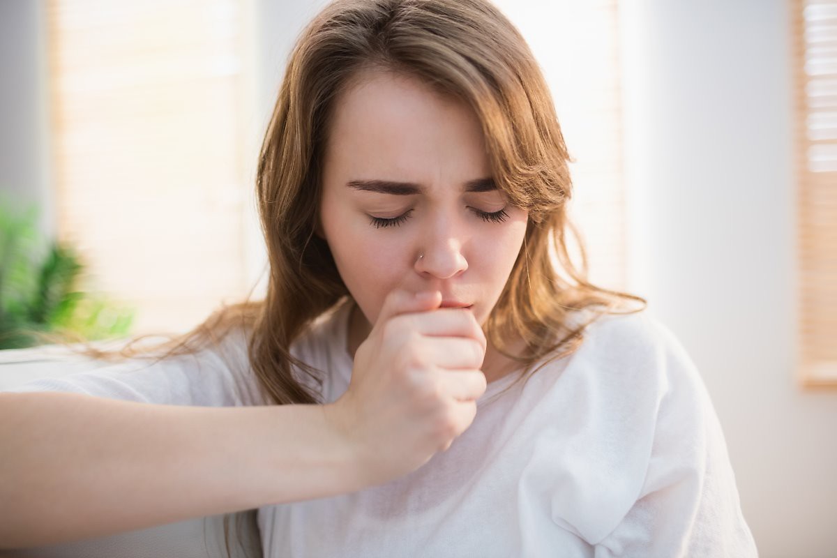   Viêm xoang có thể gây ho và gây viêm họng rất khó chịu  