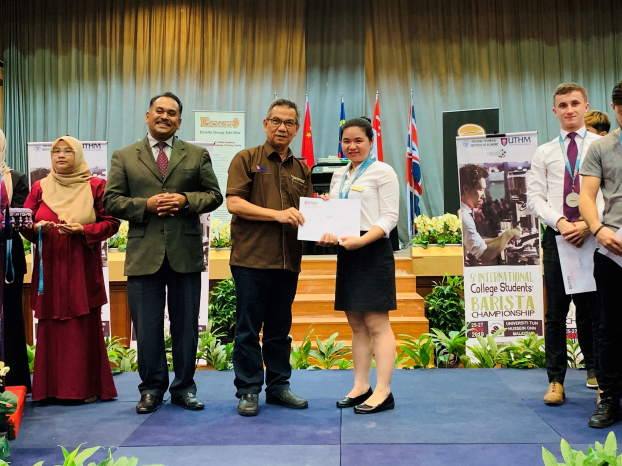   Khúc Thị Bích Hà, SV ngành Du lịch, Nhà hàng – Khách sạn và Quản lý sự kiện của Học viện phát triển quản lý Singapore (MDIS), đã xuất sắc Giải Vô địch Quốc tế Pha chế Cà phê dành cho Sinh viên  